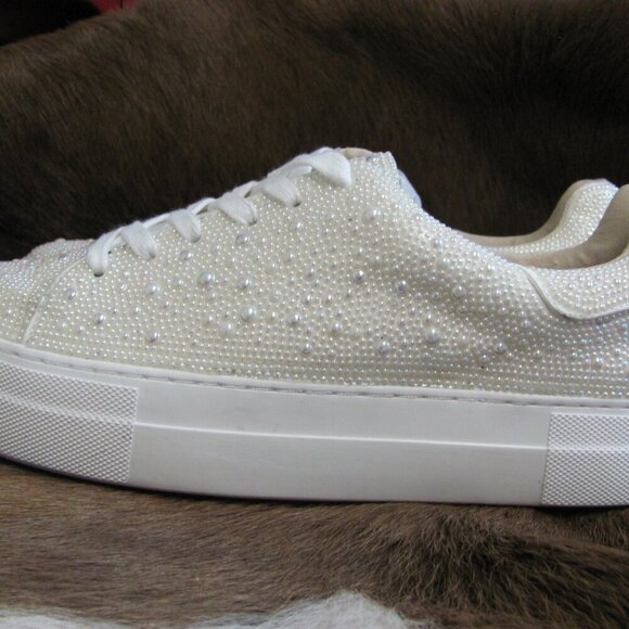BETSEY JOHNSON BEADED SNEAKERS  NEW IN BOX (BOX NOT IN GOOD CONDITION)  SIZE 9.5 - Picture 5 of 16